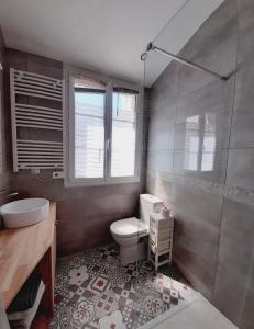 een badkamer met een toilet en een raam bij Mezzanines 50 m de la plage in Châtelaillon-Plage +17 foto's