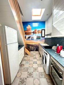 een keuken met een koelkast, een wasmachine en een droger bij Mezzanines 50 m de la plage in Châtelaillon-Plage
