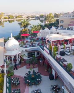 una vista panoramica su un centro commerciale con tavoli e sedie di Swaroop Vilas - Lake Facing Boutique Hotel a Udaipur