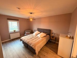 - une chambre avec un grand lit et un plafond dans l'établissement La Louche à Véro, à Ligneuville