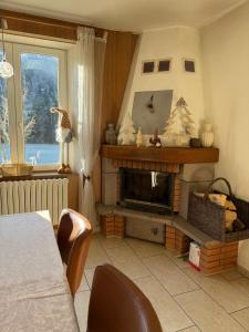 een woonkamer met open haard en een tafel bij Le Gîte d'Orion in La Bresse +22 foto's