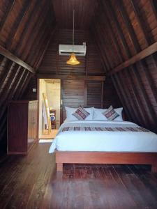 En eller flere senge i et værelse på Viyana Ubud Villas