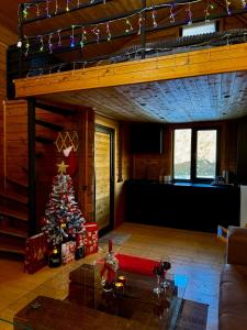 - un salon avec un arbre de Noël et un canapé dans l'établissement Sioni Hillside Cottages, à Sioni