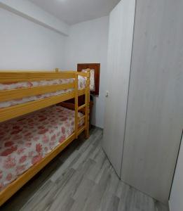 een kleine kamer met 2 stapelbedden bij Cattari House in Marina di Sorso