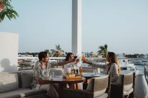 een groep mensen die rond een tafel met wijnglazen zitten bij Hyatt Regency Aqaba Ayla Resort in Aqaba +69 foto's