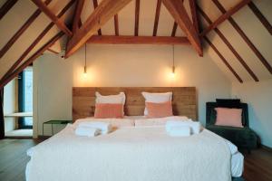 Postel nebo postele na pokoji v ubytování Les Suites de Petit Bomal