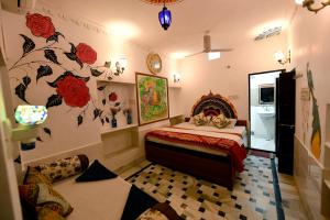 ein Schlafzimmer mit einem Bett mit Blumen an der Wand in der Unterkunft L G Guest House in Jodhpur