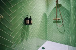 Koupelna v ubytování Les Suites de Petit Bomal + 145 fotografií