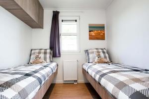 two beds with cats sitting on them in a room at Recreatiepark het Esmeer in Aalst +47 photos