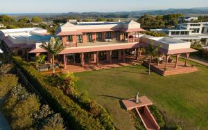 eine Luftansicht eines Hauses mit einem großen Hof in der Unterkunft Jodha Bai Retreat in Terranora