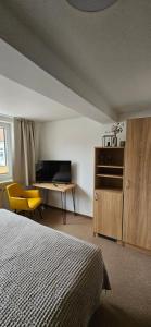 une chambre avec un lit, une table et un bureau dans l'établissement Gasthaus Harmonie, à Malchow 1 autre photo