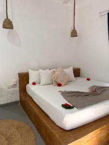 En eller flere senge i et værelse på Karanga Bungalows