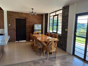 a dining room with a wooden table and chairs at Casa Vacacional in Loja