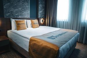 ein Schlafzimmer mit einem großen Bett in einem Zimmer mit Fenster in der Unterkunft Tetrainn Hotel in Ankara