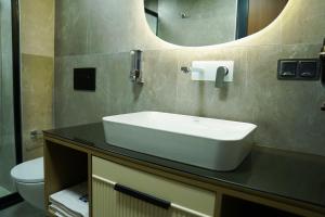 ein Badezimmer mit Waschbecken und Spiegel in der Unterkunft Tetrainn Hotel in Ankara
