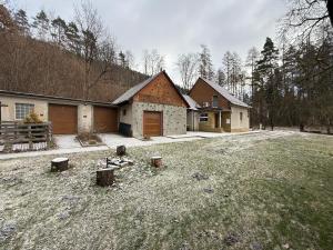 Chalupa u lesa v Železných horách v zimě