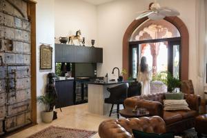 ein Wohnzimmer mit Sofa und eine Küche in der Unterkunft Jodha Bai Retreat in Terranora