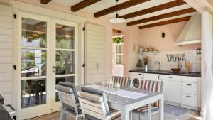 Køkken eller tekøkken på Beautiful Villa GF25 with pool in Visnjan