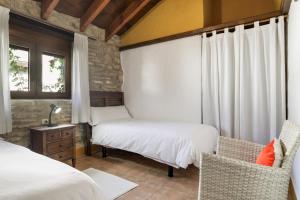 una camera da letto con due letti e una finestra di Alojamientos Nacarum a El Palmar Altre 163 foto