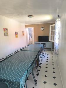 a conference room with a long table and chairs at Location saisonnière Chez Paulette in Cilaos