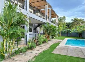 een exterieuraanzicht van een huis met een zwembad bij Condominios Akira in Tamarindo