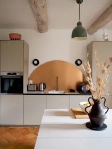 Køkken eller tekøkken på Retraite Provençale Avec Piscine Privée À Bras