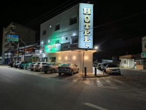 Pedro CanárioHotel Lm的停车场内停车的酒店标志