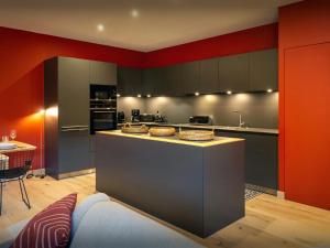 een keuken met een eiland in het midden van een kamer bij Les Doliges - OVO Network in Les Gets +10 foto's