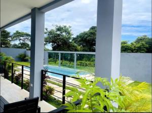 uitzicht op een zwembad vanaf het balkon van een huis bij Condominios Akira in Tamarindo