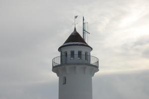 een witte vuurtoren met een toren met een dak bij Lotsenturm Usedom in Karnin