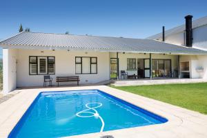 une maison avec une piscine devant dans l'établissement De Hoop Farm - mountain view, à Breërivier