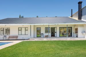 une maison avec une piscine et une cour dans l'établissement De Hoop Farm - mountain view, à Breërivier