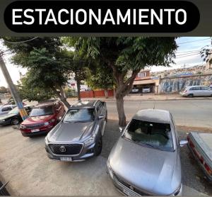 een groep auto's geparkeerd op een parkeerplaats bij Residencial SA in Viña del Mar
