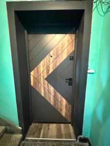una porta in una stanza con un legno di Mini Shumen Home a Shumen