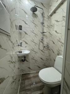 un bagno con doccia, WC e lavandino di Mini Shumen Home a Shumen