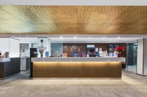 De lobby van een winkel met een gouden plafond. bij Wuau! Hotel Galanthus & Spa in Soldeu +236 foto's