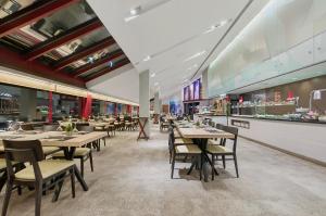 een restaurant met tafels en stoelen en een toonbank bij Wuau! Hotel Galanthus & Spa in Soldeu