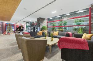 een restaurant met banken en tafels en een kerstboom bij Wuau! Hotel Galanthus & Spa in Soldeu