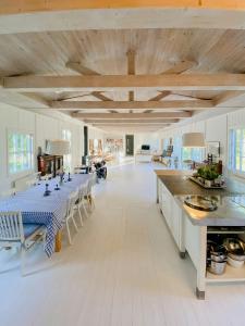 Kuchyň nebo kuchyňský kout v ubytování Military Residence By The Sea In Northern Gotland