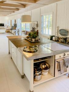 Kuchyň nebo kuchyňský kout v ubytování Military Residence By The Sea In Northern Gotland + 32 fotografií