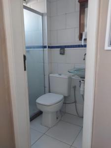 ein kleines Badezimmer mit Toilette und Waschbecken in der Unterkunft flat confortável in Campos dos Goytacazes