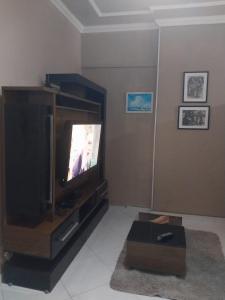 ein Wohnzimmer mit Flachbildfernseher in der Unterkunft flat confortável in Campos dos Goytacazes