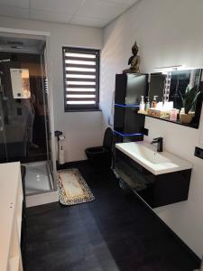 Kuchyň nebo kuchyňský kout v ubytování Stadt und See Nahes Appartment + 7 fotografií