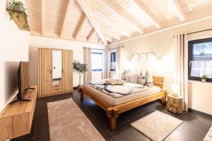 a bedroom with a large bed in a room at Riedbach-Lodge 3 in Viechtach