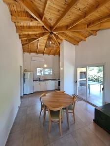 a kitchen and dining room with a wooden ceiling at Casa Rincon in Villa General Belgrano