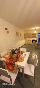 een kamer met een tafel met groenten en fruit erop bij Vento sulle Onde - Casa Nunù in Torre Suda