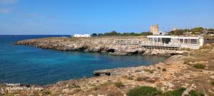 een huis aan de rand van een rotsachtige kust bij Vento sulle Onde - Casa Nunù in Torre Suda