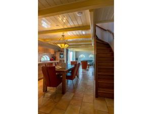 una sala da pranzo e una cucina con tavolo e sedie di Lovely Holiday Home in Texel near Sea a Oost