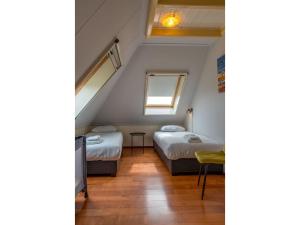 een kamer met twee bedden en een raam bij Lovely Holiday Home in Texel near Sea in Oost