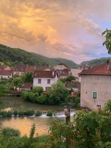 una città con un fiume nel mezzo di una città di Très bel appartement en plein centre d'Arbois ad Arbois